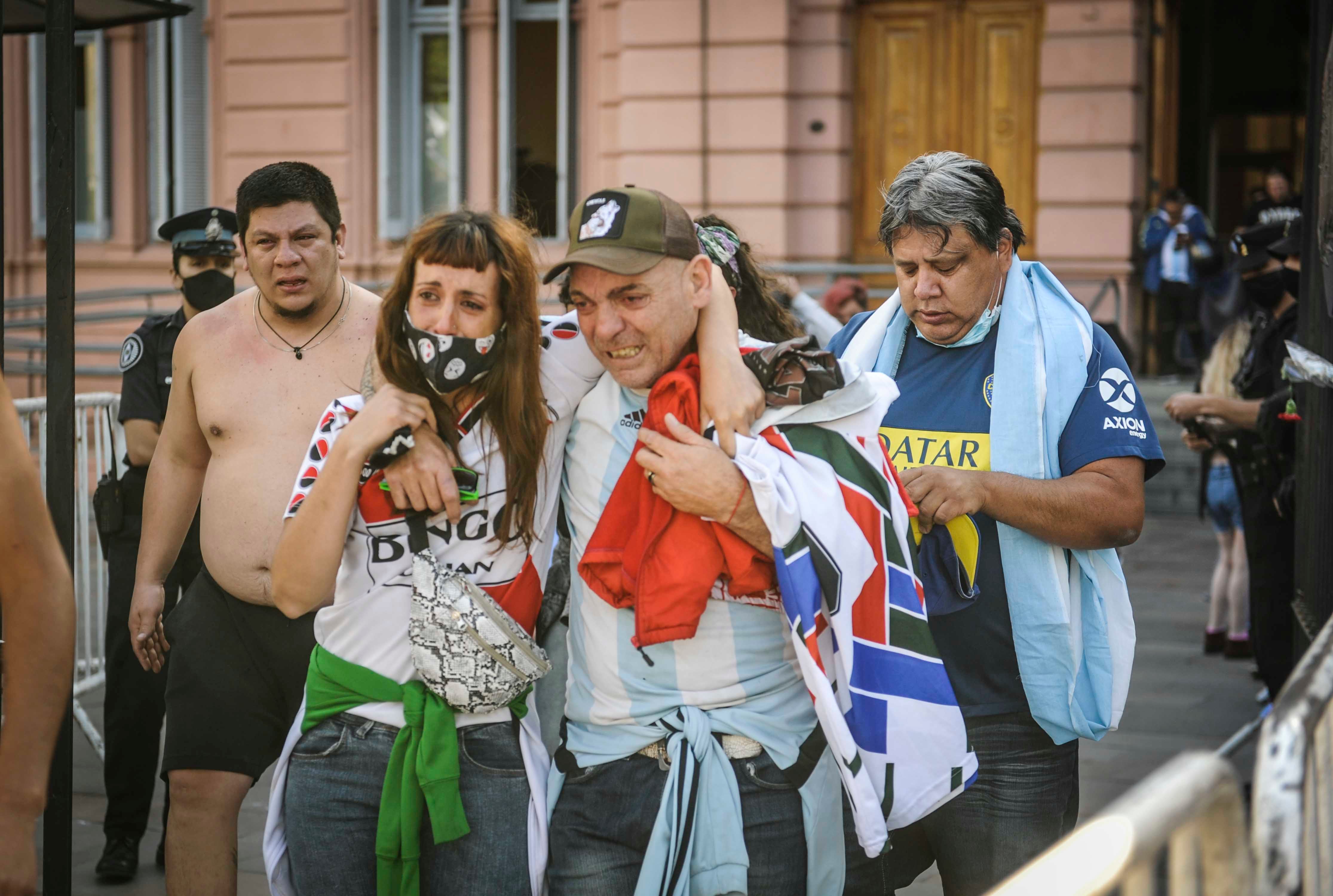 Multitudinaria despedida para el astro argentino en la Casa Rosada.