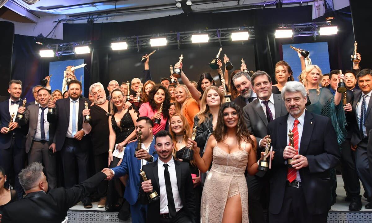 Los ganadores de la edición 2023. Adelante, Lucas Castro y Ornella Ferrara con los galardones que obtuvo Canal 7.