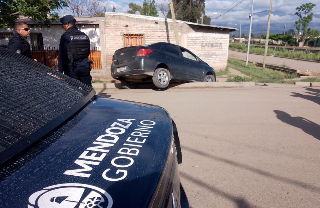 Fingieron ser pasajeros y robaron un Uber en Las Heras, pero cayeron a una acequia. | Foto: Ministerio de Seguridad y Justicia