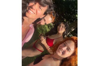 Griselda Siciliani  junto a un grupo de amigas.