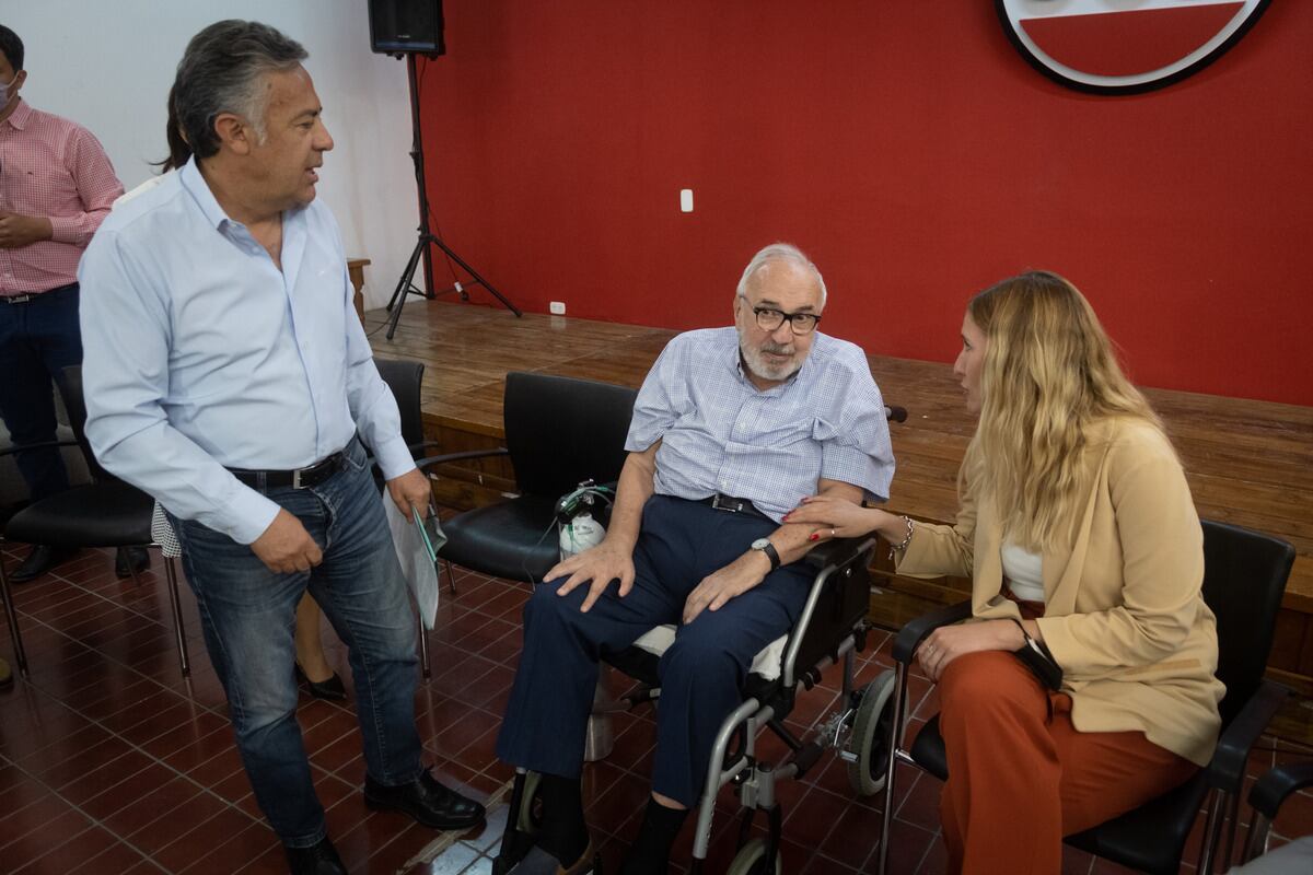 La UCR presentó “Buena Muerte”, el proyecto de Ley de eutanasia que llevará al Congreso
Los diputados Alfredo Cornejo y Jimena Latorre encabezaron una conferencia de prensa junto al doctor Daniel Ostropolsky. Foto: Ignacio Blanco / Los Andes 