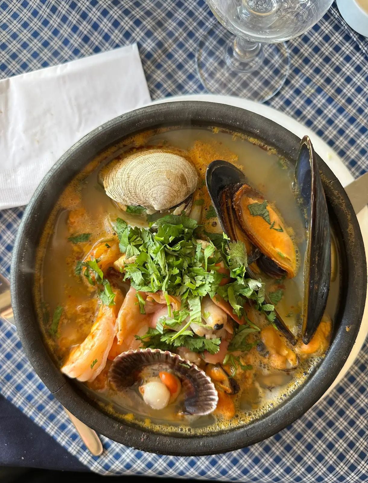 La apetitosa sopa de mariscos que venden en el restaurante.