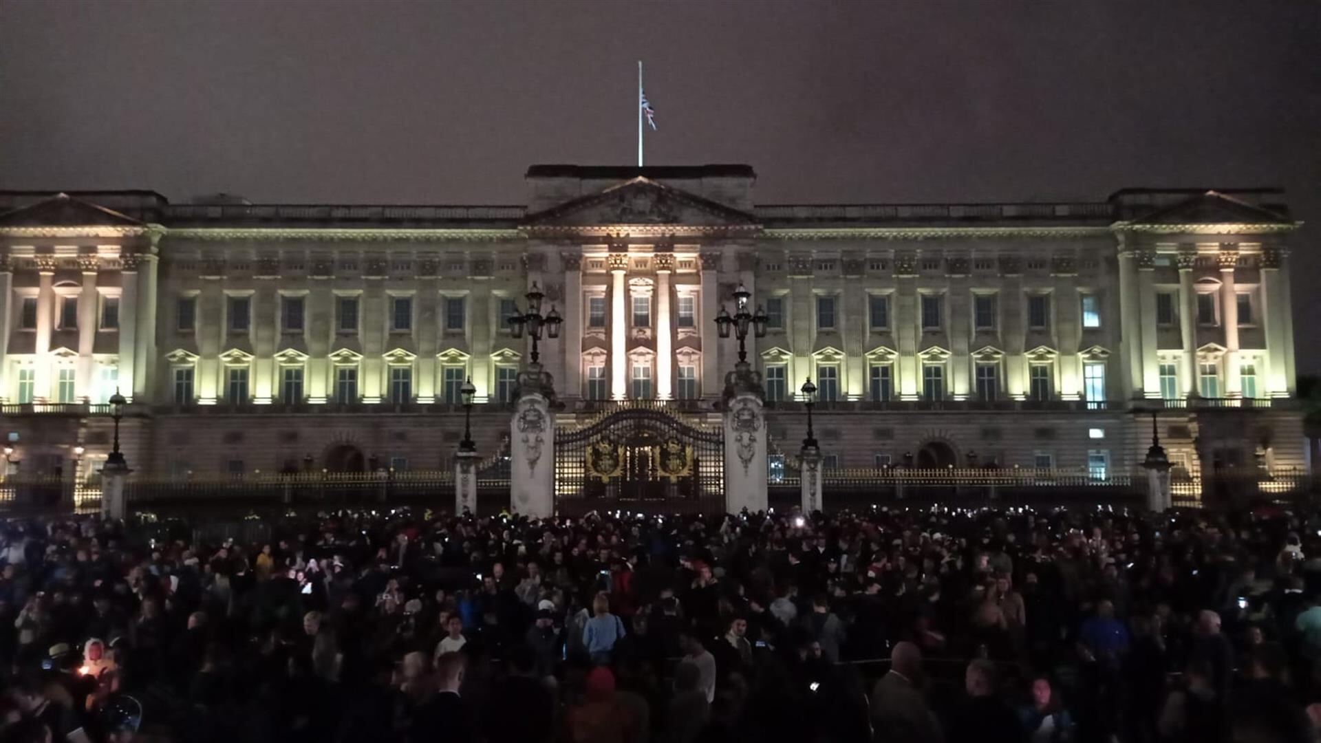 Una multitud se agolpó frente al palacio de Buckingham para despedir a la reina Isabel II de Inglaterra. Foto: EFE