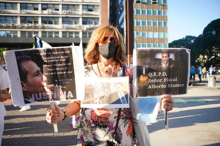 La manifestación se convocó a través de las redes sociales con el hashtag “#NoFueSuicidioFueMagnicidio”. Foto: Gentileza / Infobae