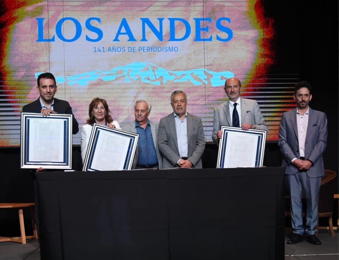 Tadeo García Zalazar (ministro de Educación, Cultura, Infancias y DGE), Esther Sánchez (rectora UNCuyo), Miguel Títiro (periodista Los Andes), Alfredo Cornejo (gobernador de Mendoza), Rodolfo Vargas Arizu (ministro de Producción) y Pablo Dellazoppa (director de contenidos de Los Andes) / Los Andes