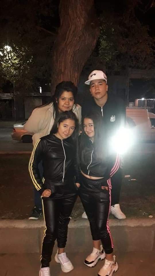 Yose y Angi junto a sus hermanos.