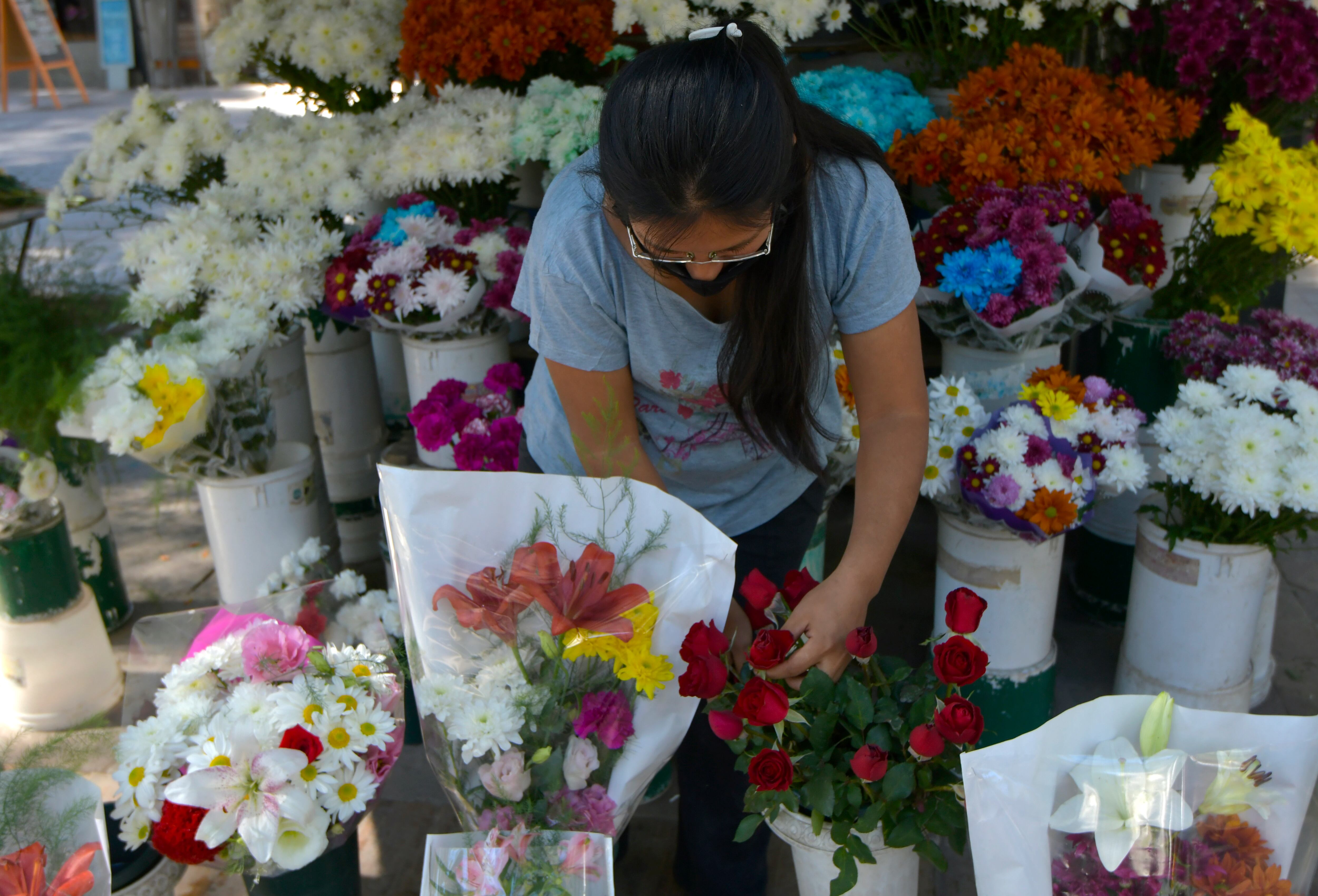 Claudia Soto (35) de tradición familiar florista, vende en el puesto de la Alameda de Mendoza 