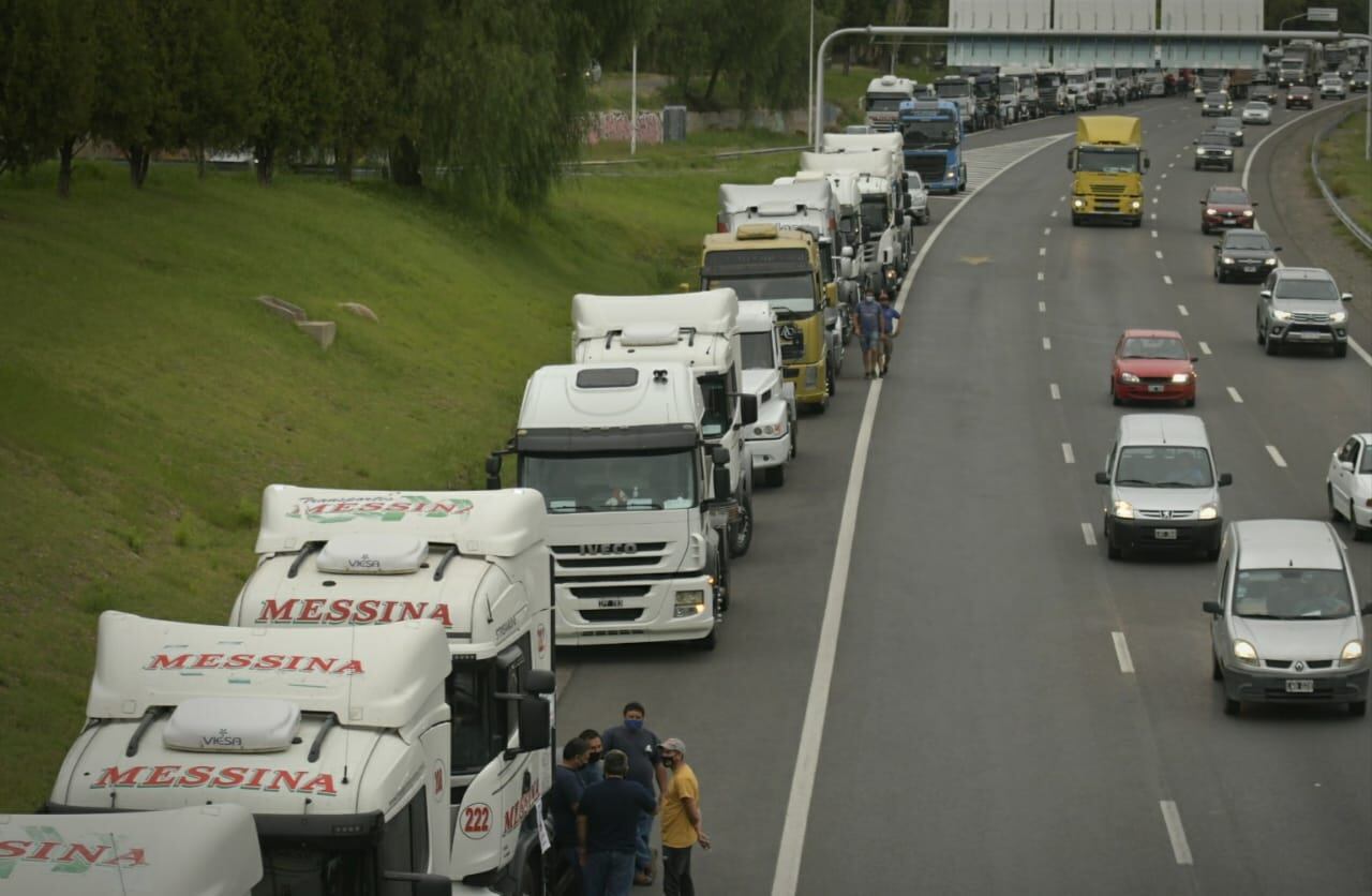 La fila de camiones se dispuso al costado del Acceso Sur - 