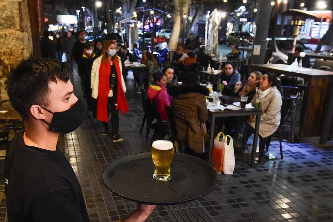 Jóvenes turistas de Buenos Aires, disfrutando sus vacaciones en Mendoza.