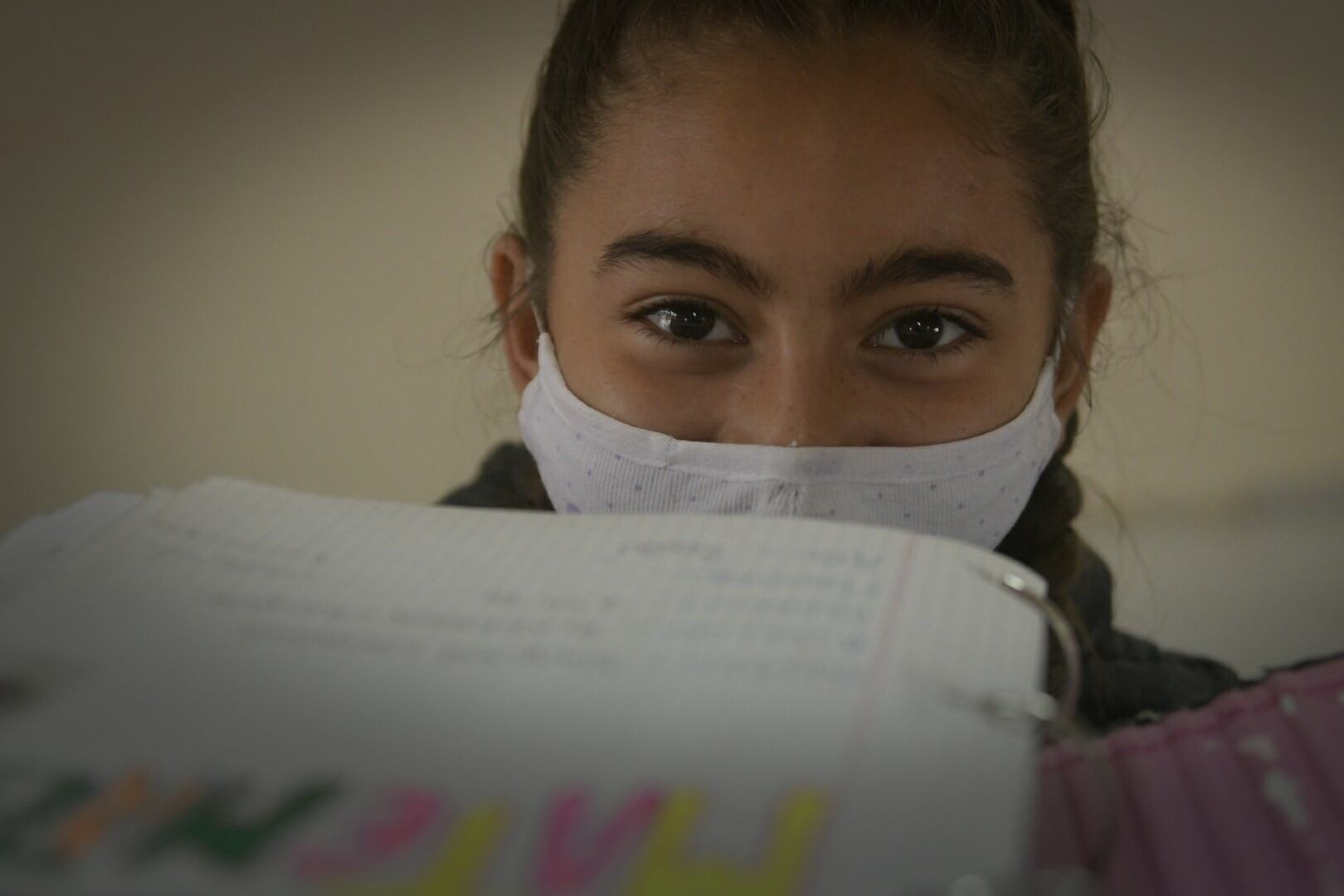 Naikén, quien vive en la zona de La Favorita, regresó esta mañana a clases de apoyo en un multicentro. Foto: Orlando Pelichotti / Los Andes.