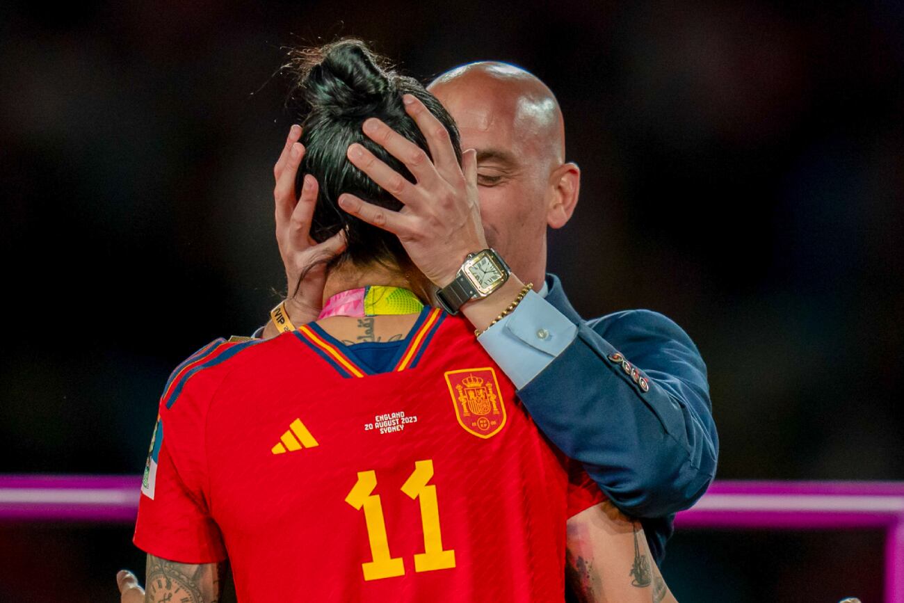 El beso de Luis Rubiales a Jenni Hermoso de España