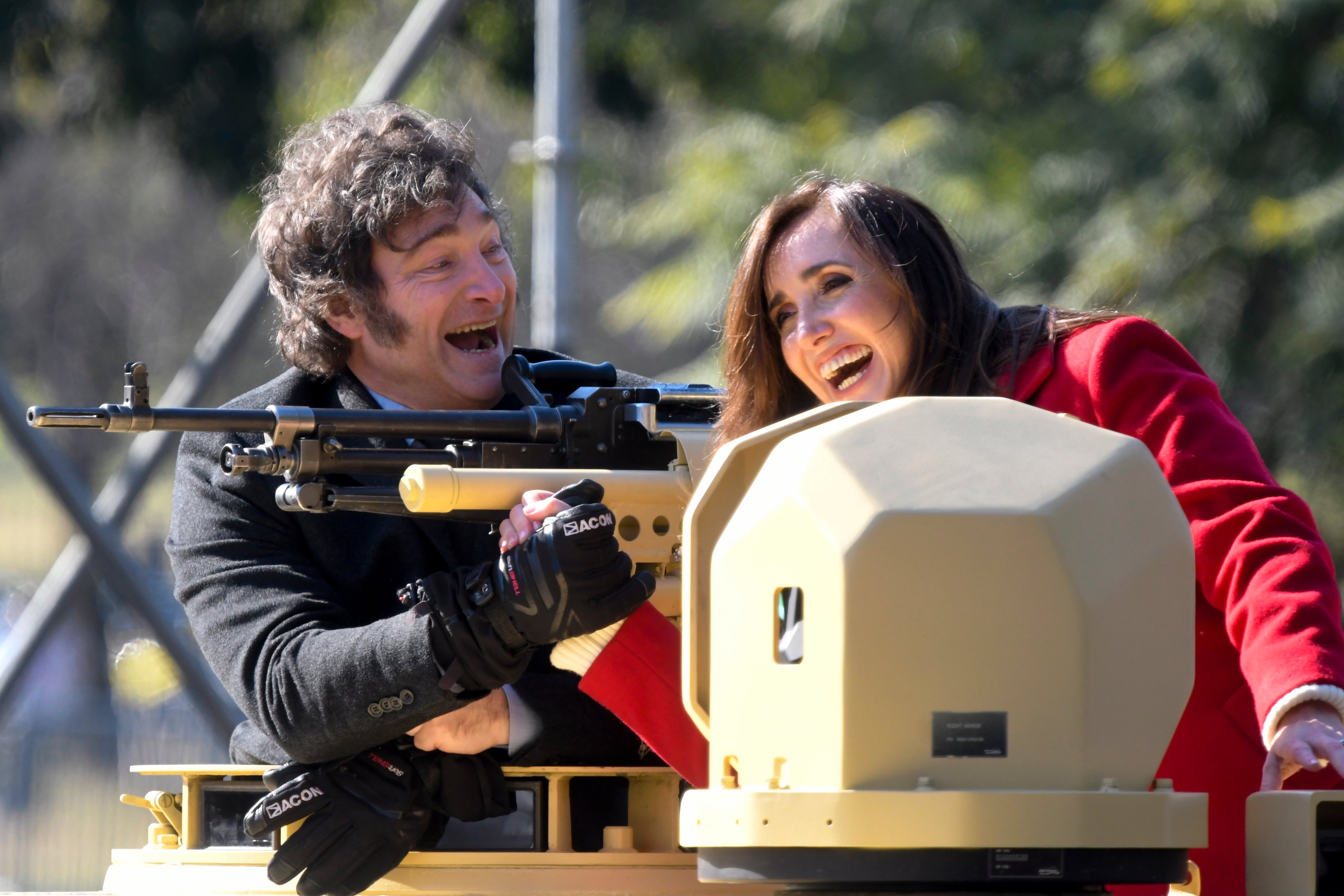 El presidente argentino Javier Milei y la vice Victoria Villarruel suben a un tanque  (AP Foto/Gustavo Garello)