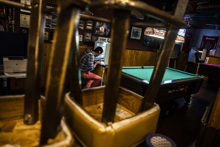 Un estación de votación dentro del "Friends Bar" en San Francisco, California.