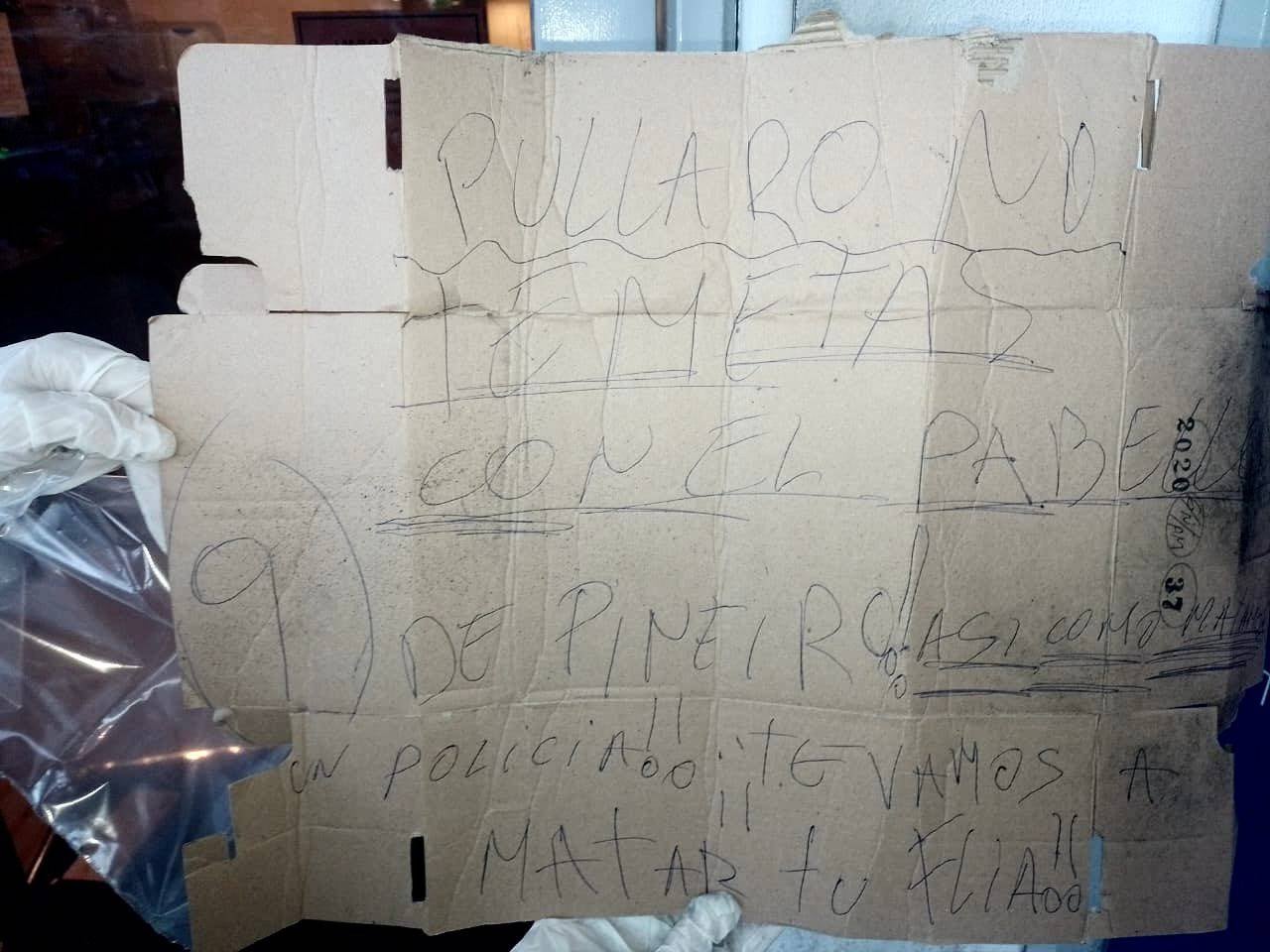 Un delicuente armado disparó contra la sucursal del banco Macro sobre Ovidio Lagos y Saavedra, en la zona sur de Rosario. La policía encontró un cartel con amenazas al gobernador de Santa Fe, Maximiliano Pullaro.