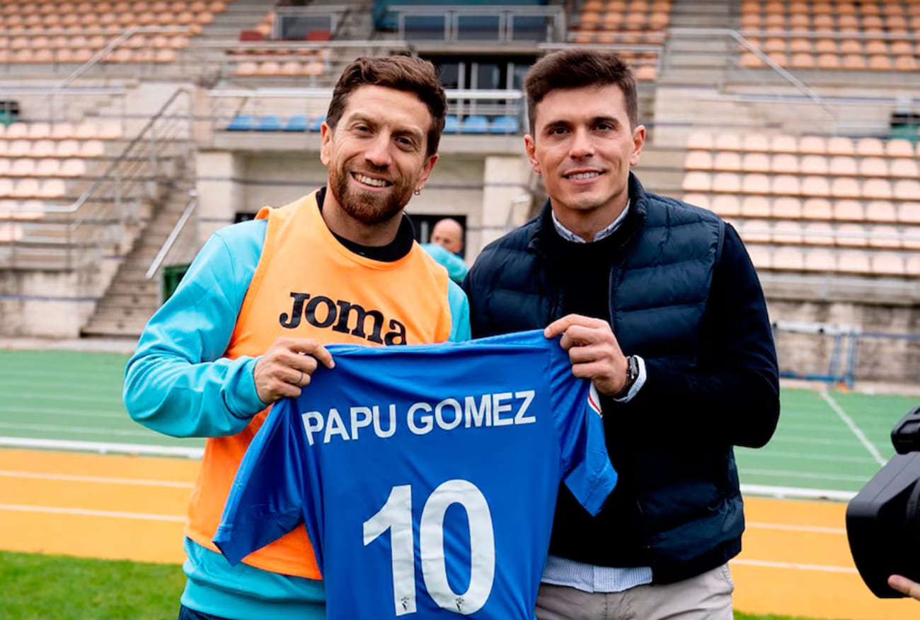 El Papu Gómez entrenó con el Manchego, y recibió regalos tras la práctica. /Foto: CD Manchego