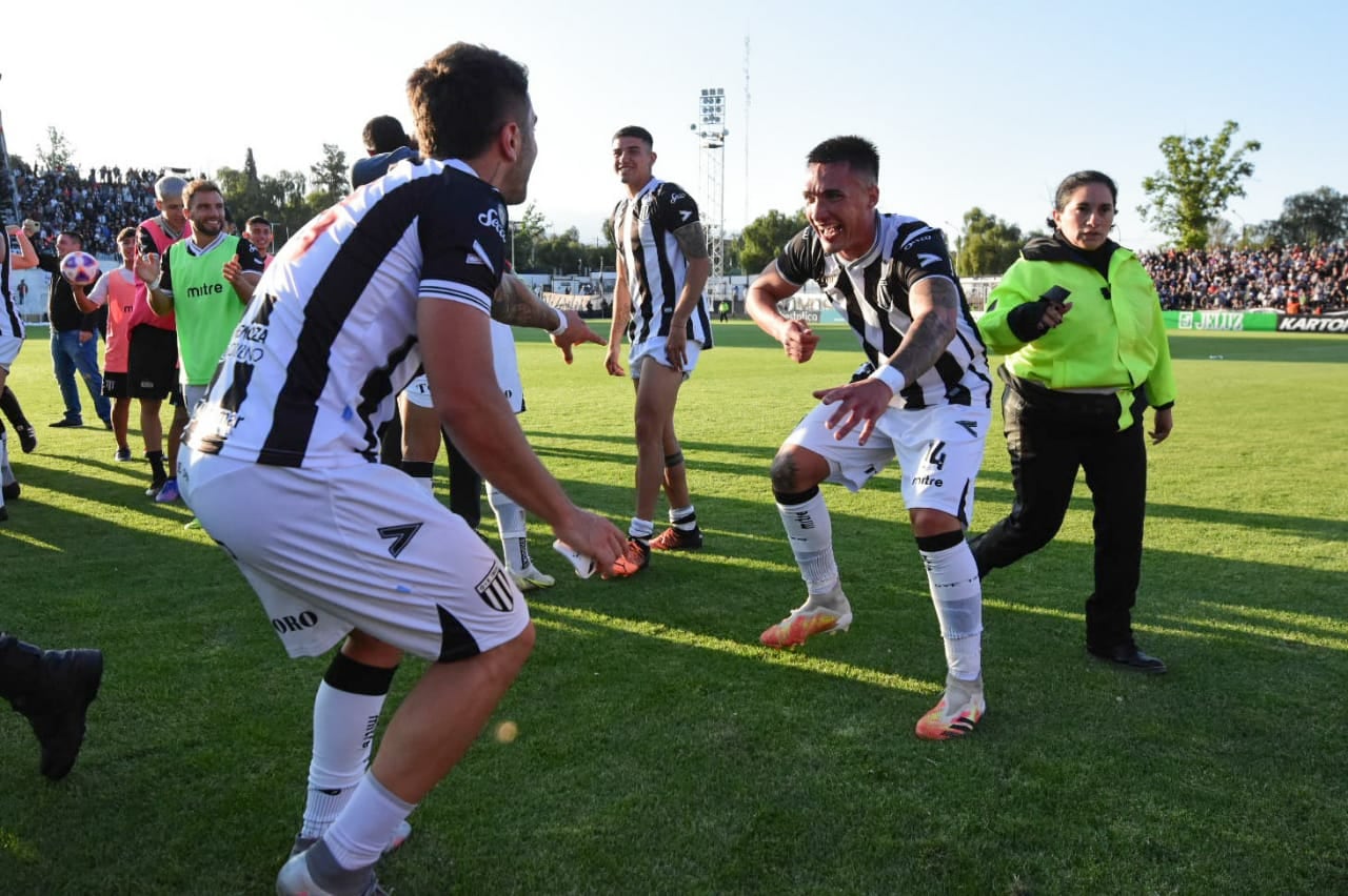 Fiesta total del Lobo del Parque en el estadio Víctor Legrotaglie. Triunfo histórico sobre Independiente Rivadavia. / Mariana Villa (Los Andes). 