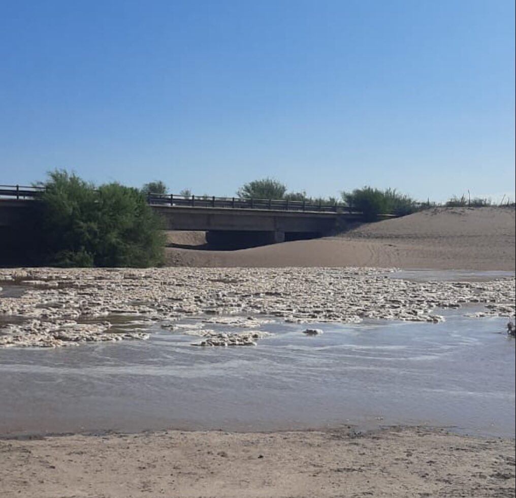 Impactantes fotos del río seco en Lavalle hace unos años y el mismo paisaje hoy, con la vuelta del agua. Foto: Gentileza