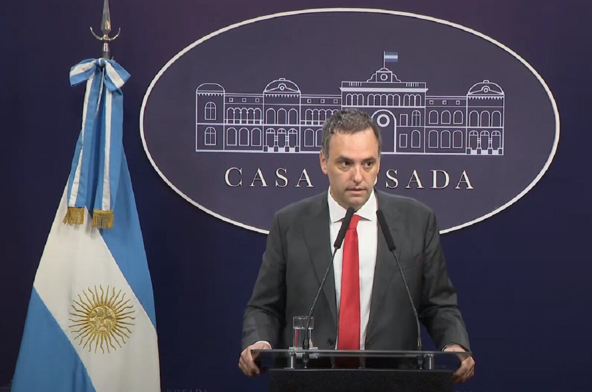 El vocero oficial Manuel Adorni en conferencia de prensa (08/01/24)