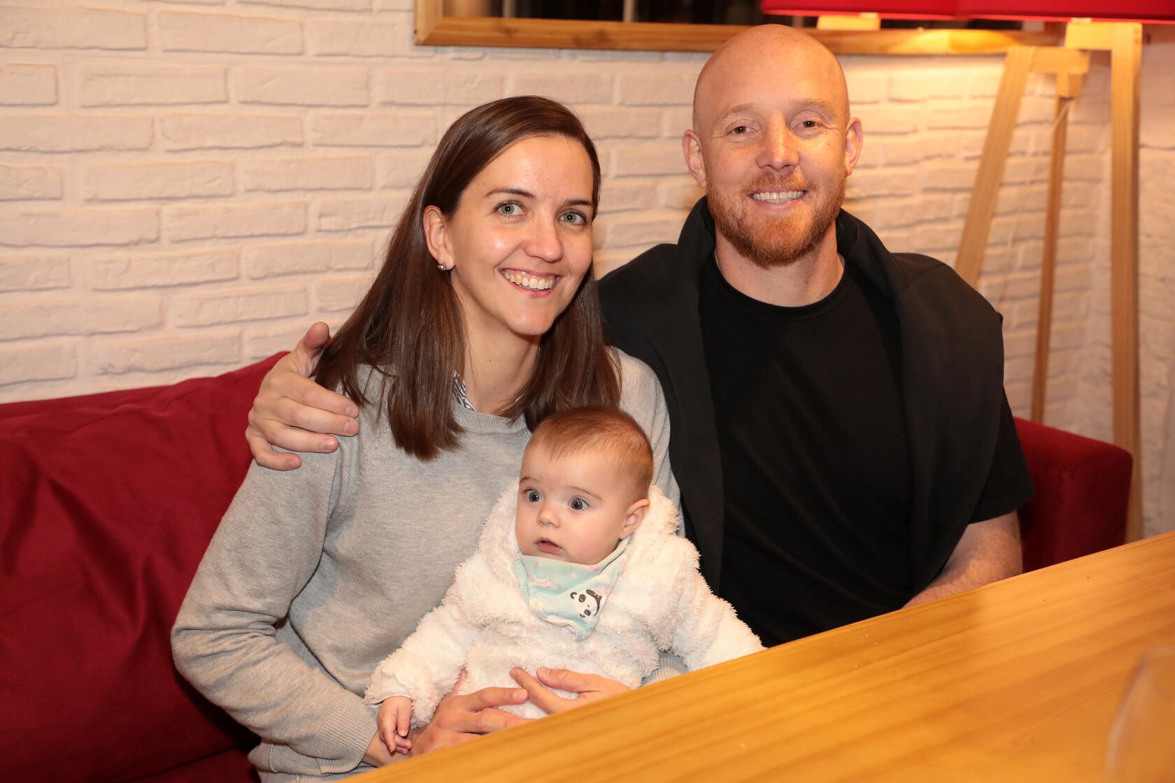 Esteban Allasino junto Mercedes y la pequeña Bruna