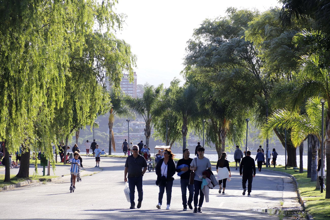 Se espera una gran cantidad de turistas en la costanera del Lago San Roque, en Carlos Paz. (La Voz)