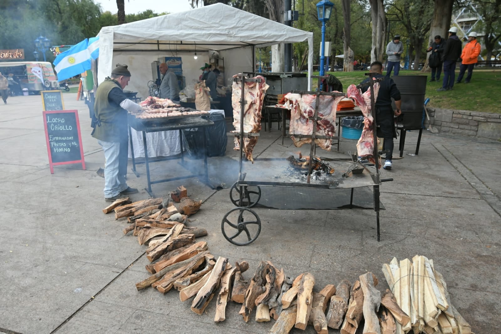 Festejos en Mendoza por el 25 de Mayo en la Plaza Independencia. 