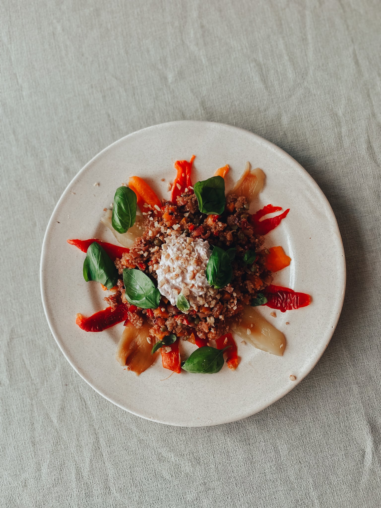 ensalada tibia de pimientos, quinoa y crema de nuez