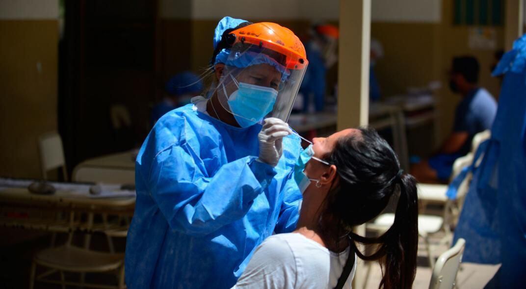 Quienes ingresen a Argentina procedentes de África deberán traer un PCR negativo y realizarse uno posteriormente en Argentina, 10 días después de haberse hecho el primero. Para completar el aislamiento, ambos test deben arrojar resultados negativos. Foro: José Gutierrez / Los Andes. 