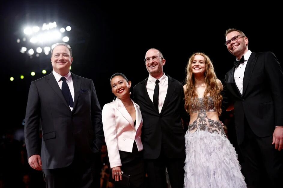 El elenco de "The Whale" con el director, en el último Festival de Venecia. Foto: REUTERS/Guglielmo Mangiapane.