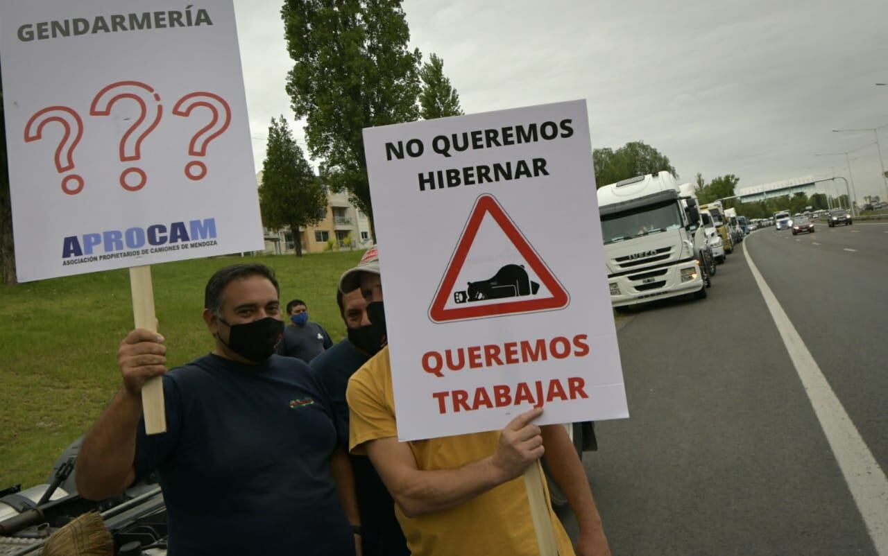 Protesta de camioneros en el Acceso Sur - 