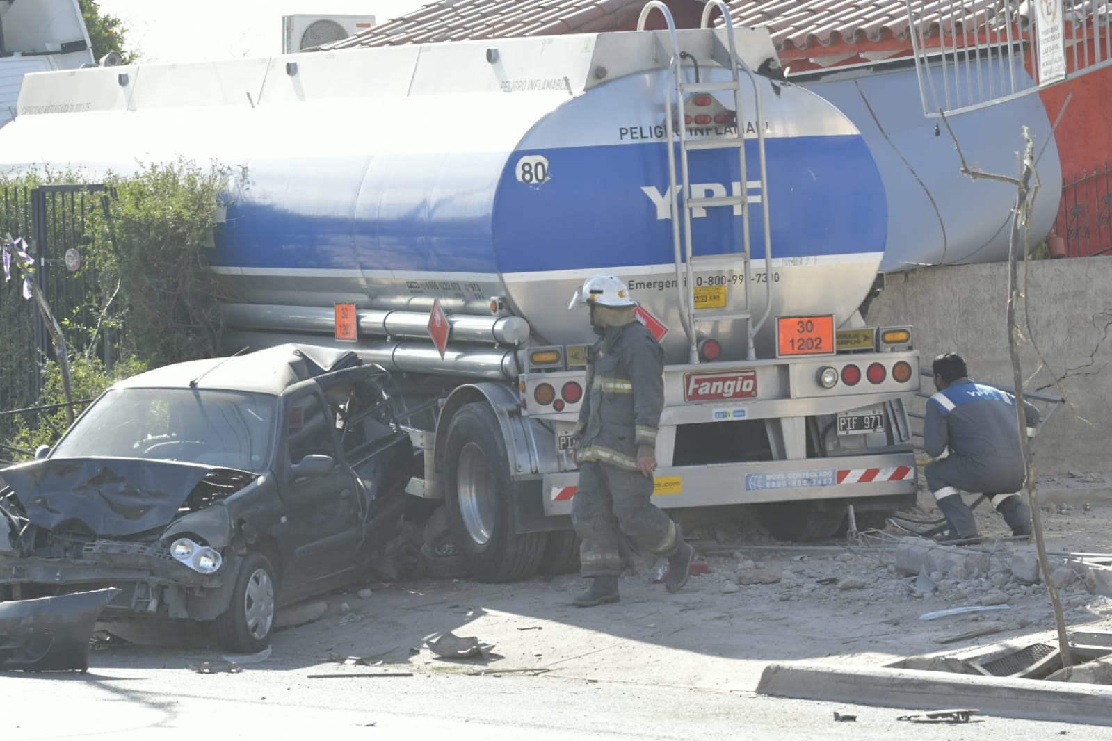 Camión de YPF chocó contra tres autos y se incrustó en una vivienda.