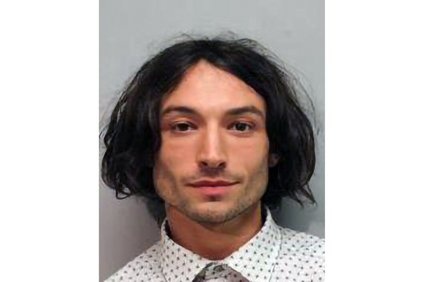 La foto de Ezra Miller, el actor de "The Flash", luego de ser detenido en Hawái.