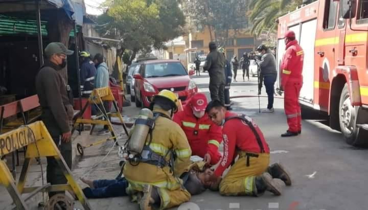 Personal de bomberos atendiendo a una de las víctimas de la explosión. 