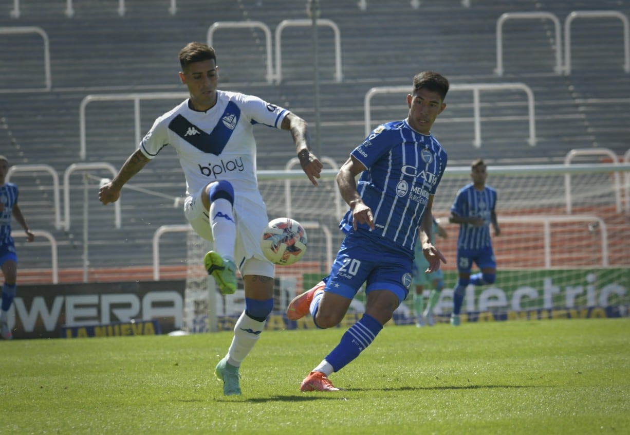 El Tomba enfrenta a Vélez en el Malvinas Argentinas / Orlando Pelichotti.