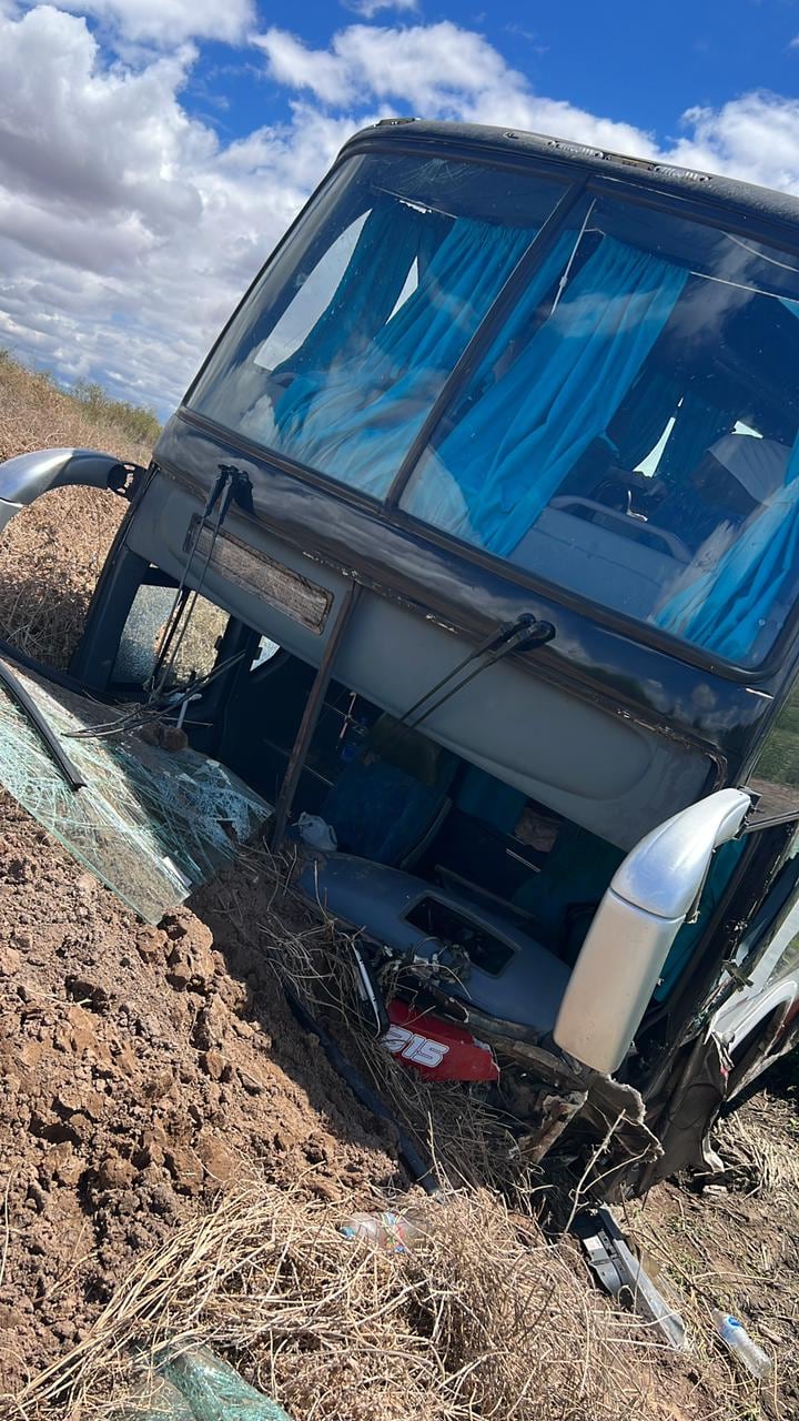 Un colectivo y un auto chocaron en la ruta 40 y la conductora del vehículo menor perdió la vida. Foto gentileza Bomberos Voluntarios.