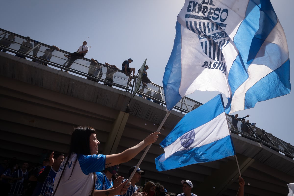 Los hinchas volvieron a la cancha y ya se palpita la alegría, las banderas y los cánticos en el Malvinas.
Pasado el medio día el Mundialista volvió a abrir las puertas para ser poblado en su 50% de aficionados tombinos, para poder alentar a Godoy Cruz en su partido frente a Newell’s. Foto: Ignacio Blanco 