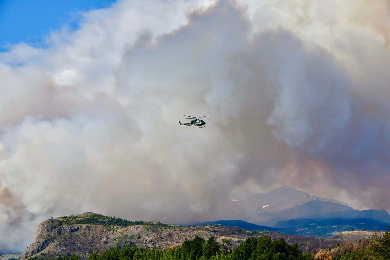 Brigadistas combaten el incendio en el Parque Nacional Los Alerces y que ya consumió más de 1.000 hectáreas en su mayoría de especies nativas en una zona montañosa de difícil acceso. (Télam)