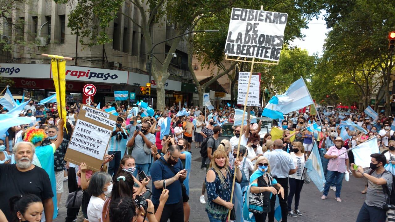 Con bandera y cantos, los manifestantes mostraron su enojo hacia el gobierno nacional.