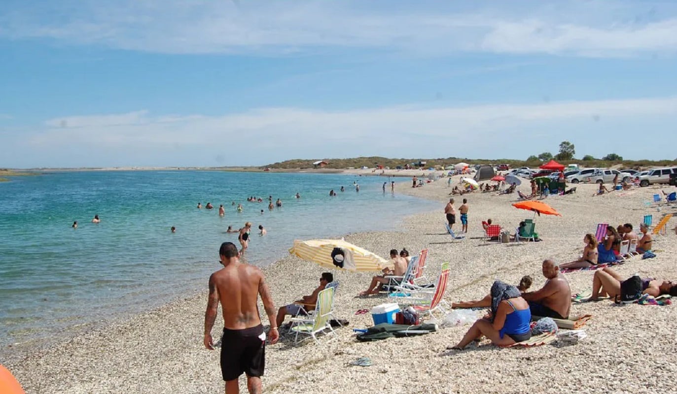 La playa está "decorada" por conchillas y resplandece con un turquesa en el mar - 