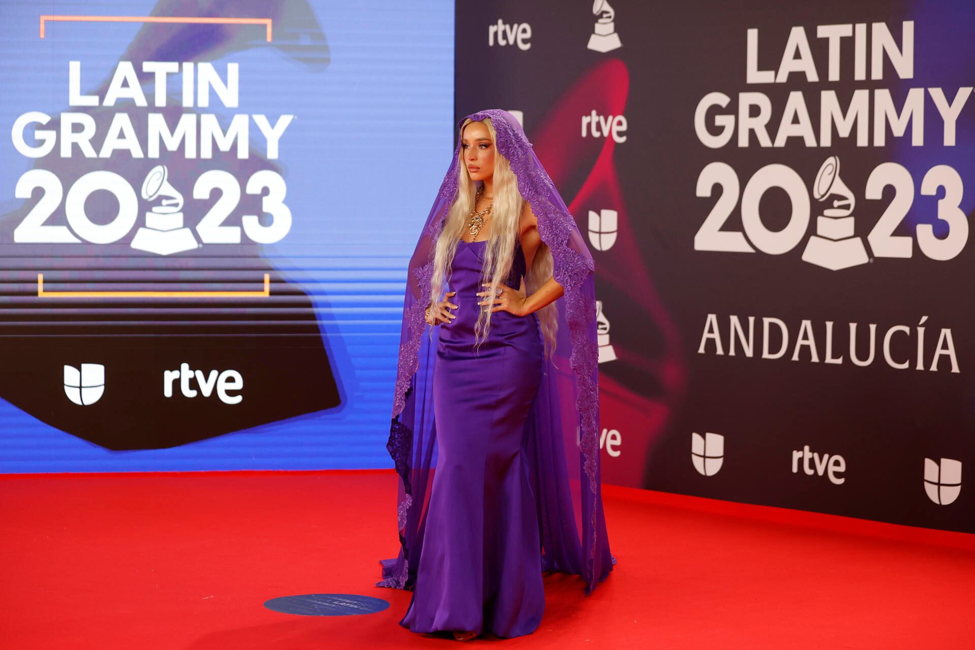 SEVILLA. 16/11/2023.- La cantante española Lola Índigo posa para los fotógrafos en la alfombra roja de la gala anual de los Latin Grammy, este jueves en Sevilla. EFE/Jorge Zapata
