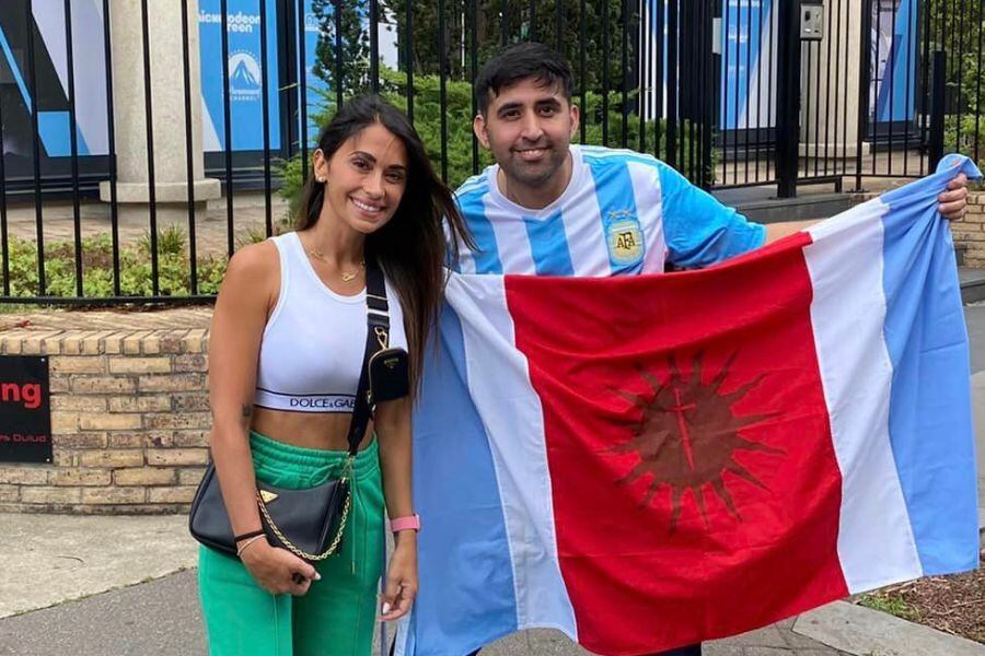 El santiagueño con Antonela Roccuzzo en París.