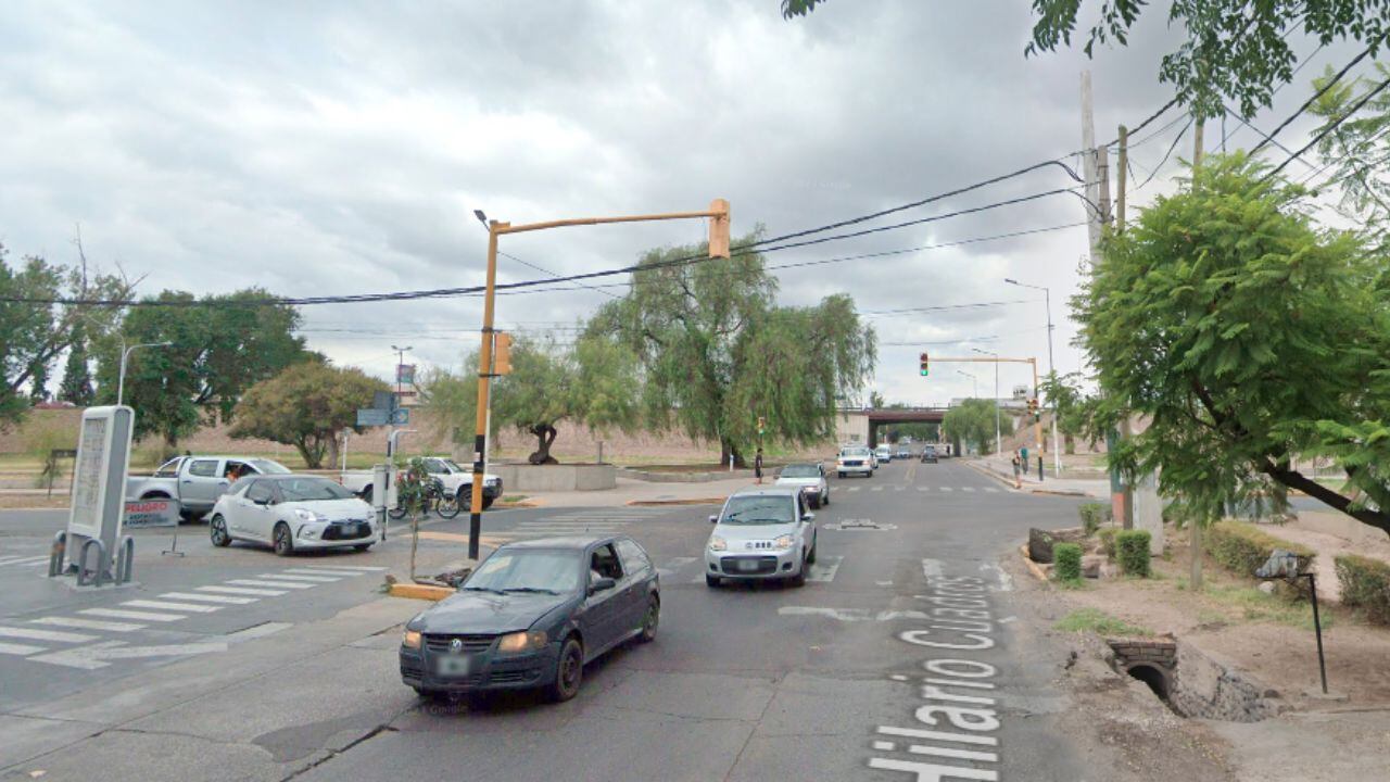 El accidente ocurrió en la intersección de Hilario Cuadros y Lateral Norte Acceso Este, Guaymallén, frente a una estación de servicios.