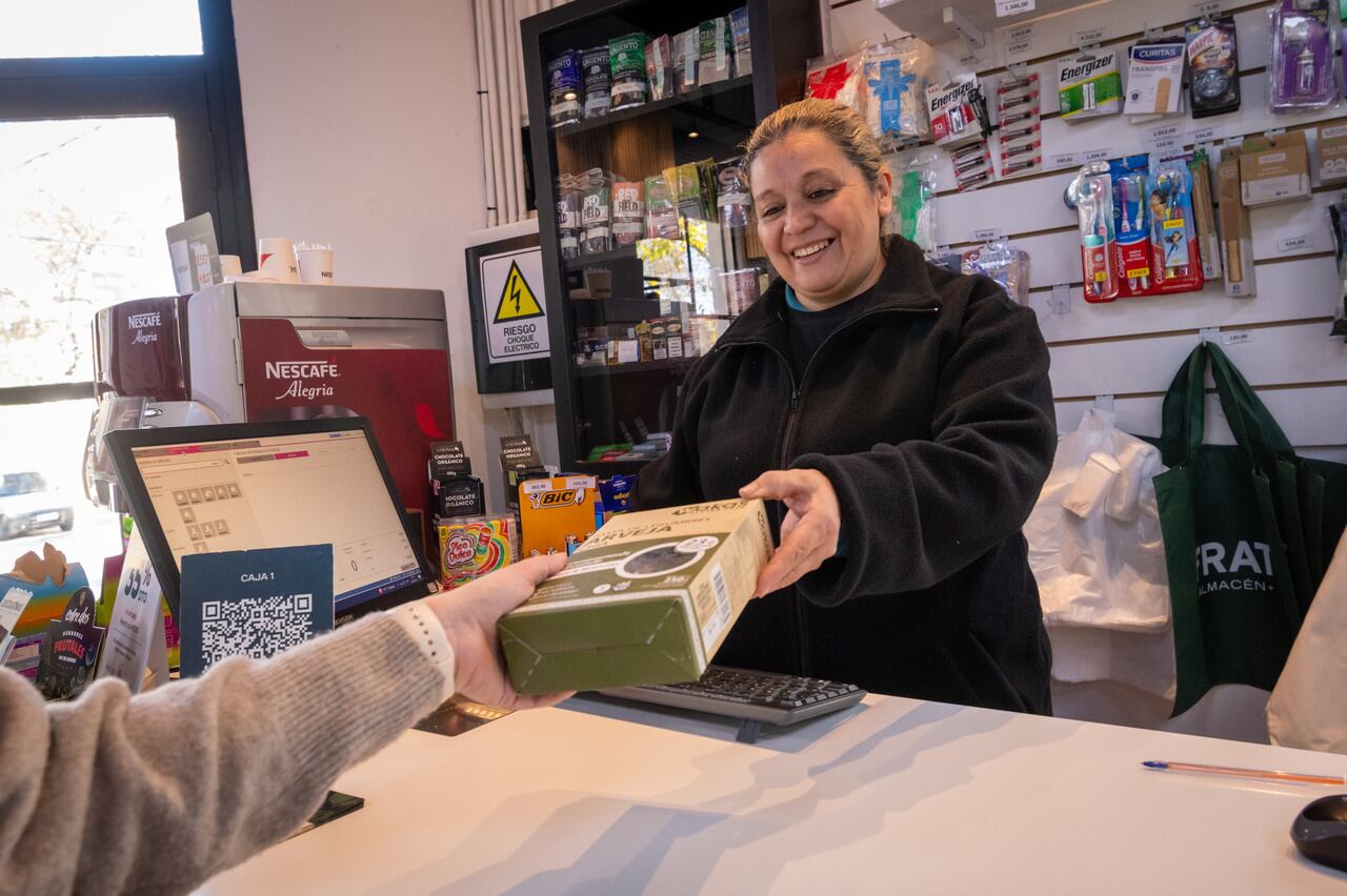 Almacenes FRAT, tienen una función social y son atendidos por mujeres jefas de hogar. Laura Fuentes es cajera de uno de los locales / Foto: Ignacio Blanco / Los Andes