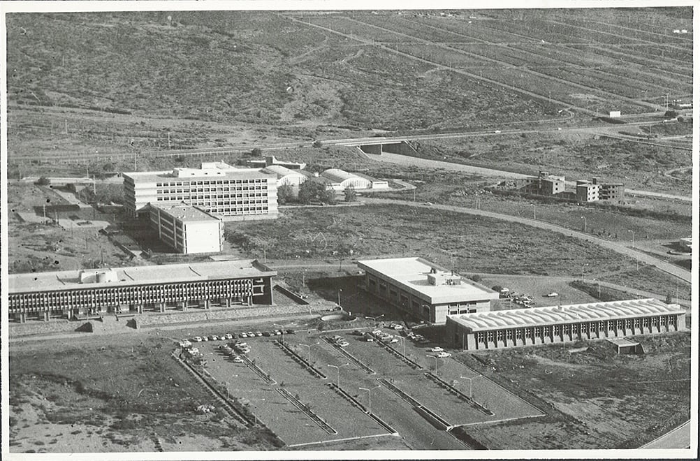 En primer plano los edificios de la Facultad de Ingeniería (der.) y de Ciencias Políticas y Sociales (izq.), más atrás el bloque de Filosofía y Letras y al final, los “galpones” de la Facultad de Artes. Fuente: Centro de Documentación Histórica Edmundo Correas.