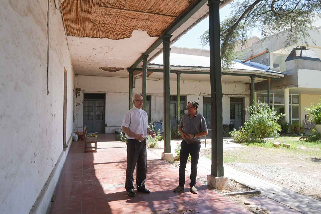 En las galerías del patio interno del templo jesuita, el padre Alfonso y el administrador Pedro González se ilusionan con ver nuevamente este espacio con vida. | Foto: José Gutiérrez / Los Andes