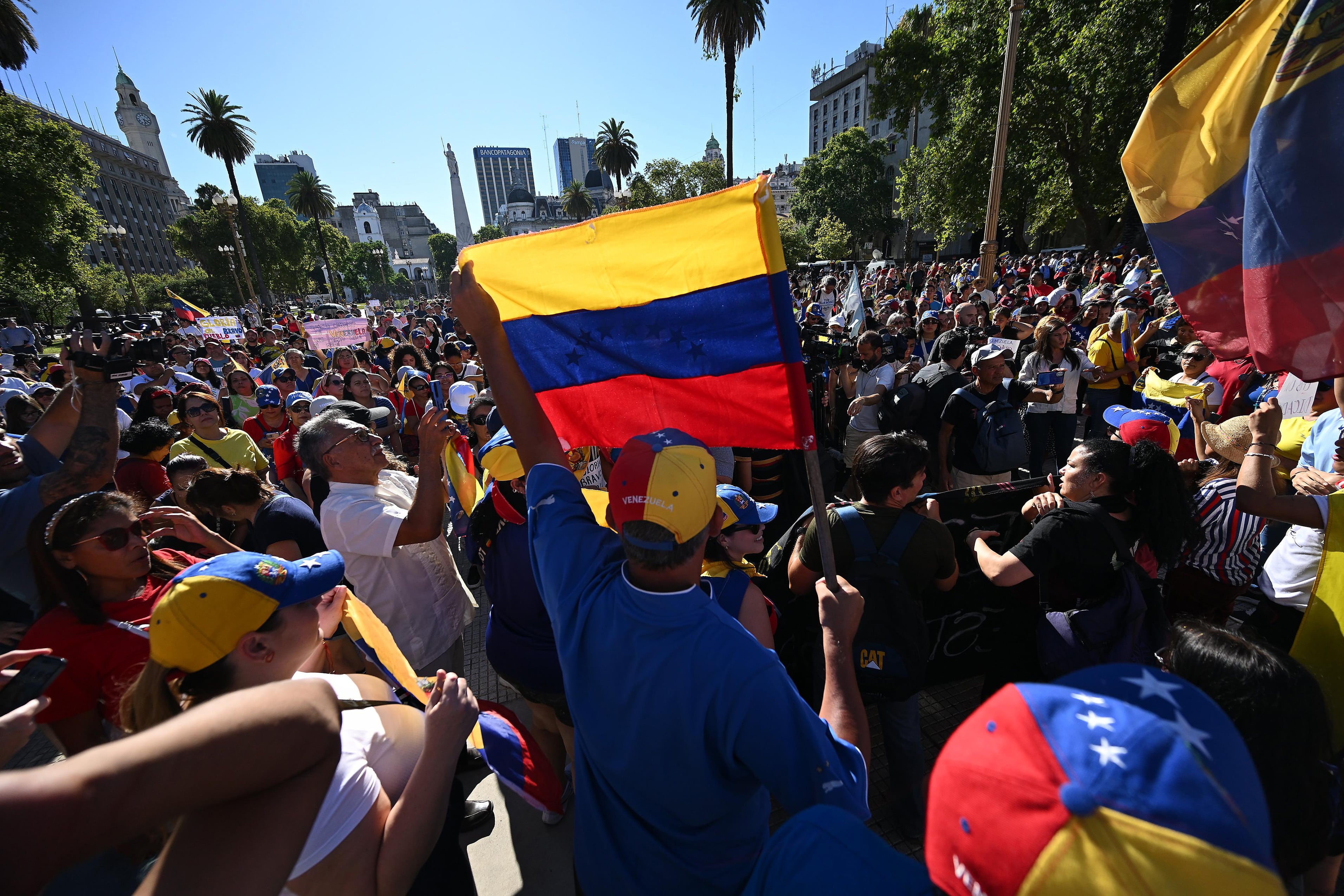 Manifestantes venezolanos se concentraron en la Plaza de Mayo para reclamar libertad en ese país y un proceso de transición mañana entre el presidente Nicolás Maduro y Edmundo González Urrutia. Foto: NA