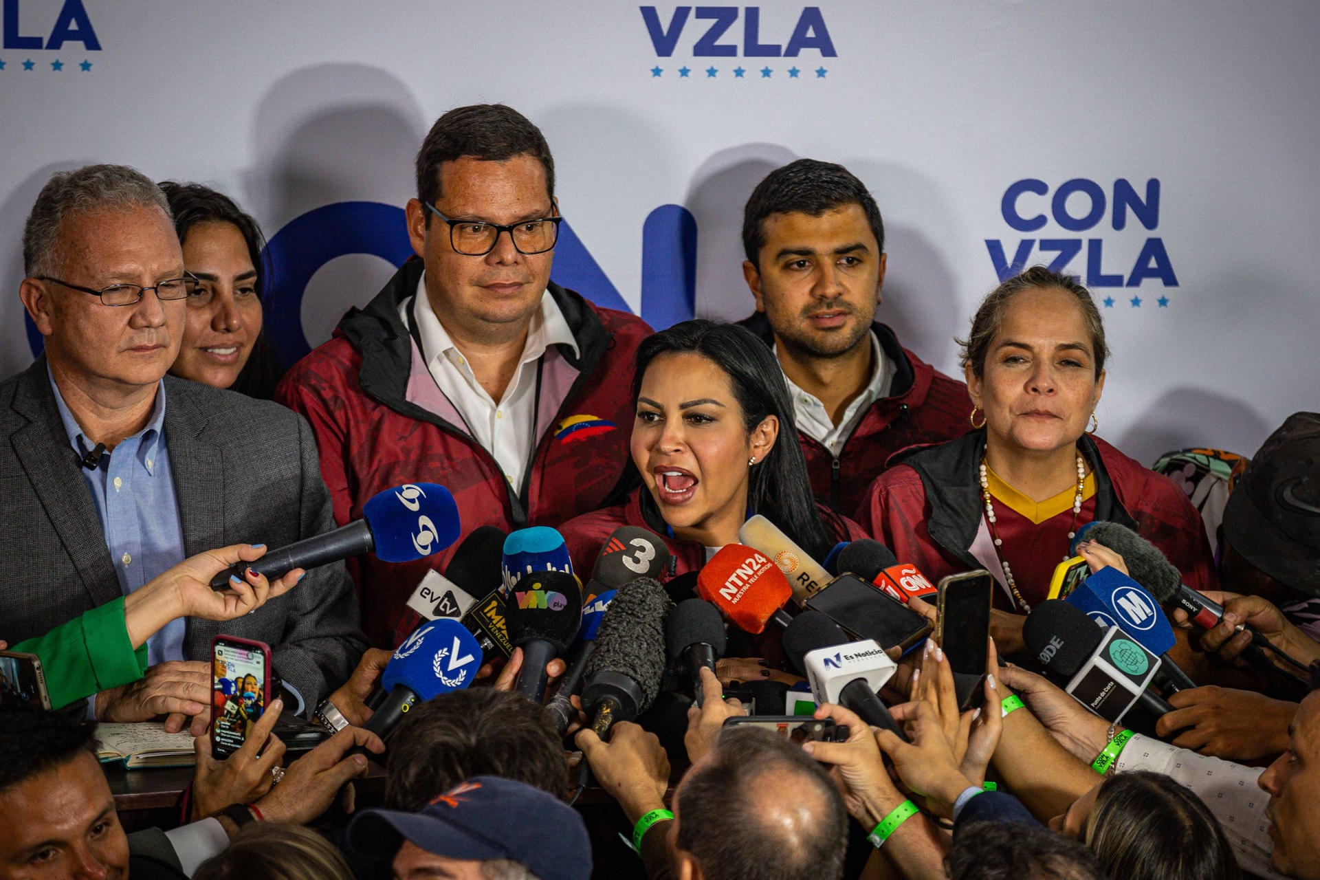 La presidenta del partido Encuentro Ciudadano, Delsa Solórzano (c), hace una declaración junto al vocero de ConVzla Perkins Rocha (i) este domingo en Caracas (Venezuela). La Plataforma Unitaria Democrática (PUD), la principal alianza opositora de Venezuela, denunció hoy que el Consejo Nacional Electoral (CNE) "ha paralizado" la transmisión de resultados de las presidenciales en una "cantidad importante" de los 15.767 centros de votación, si bien no precisó el dato. EFE/ Henry Chirinos.