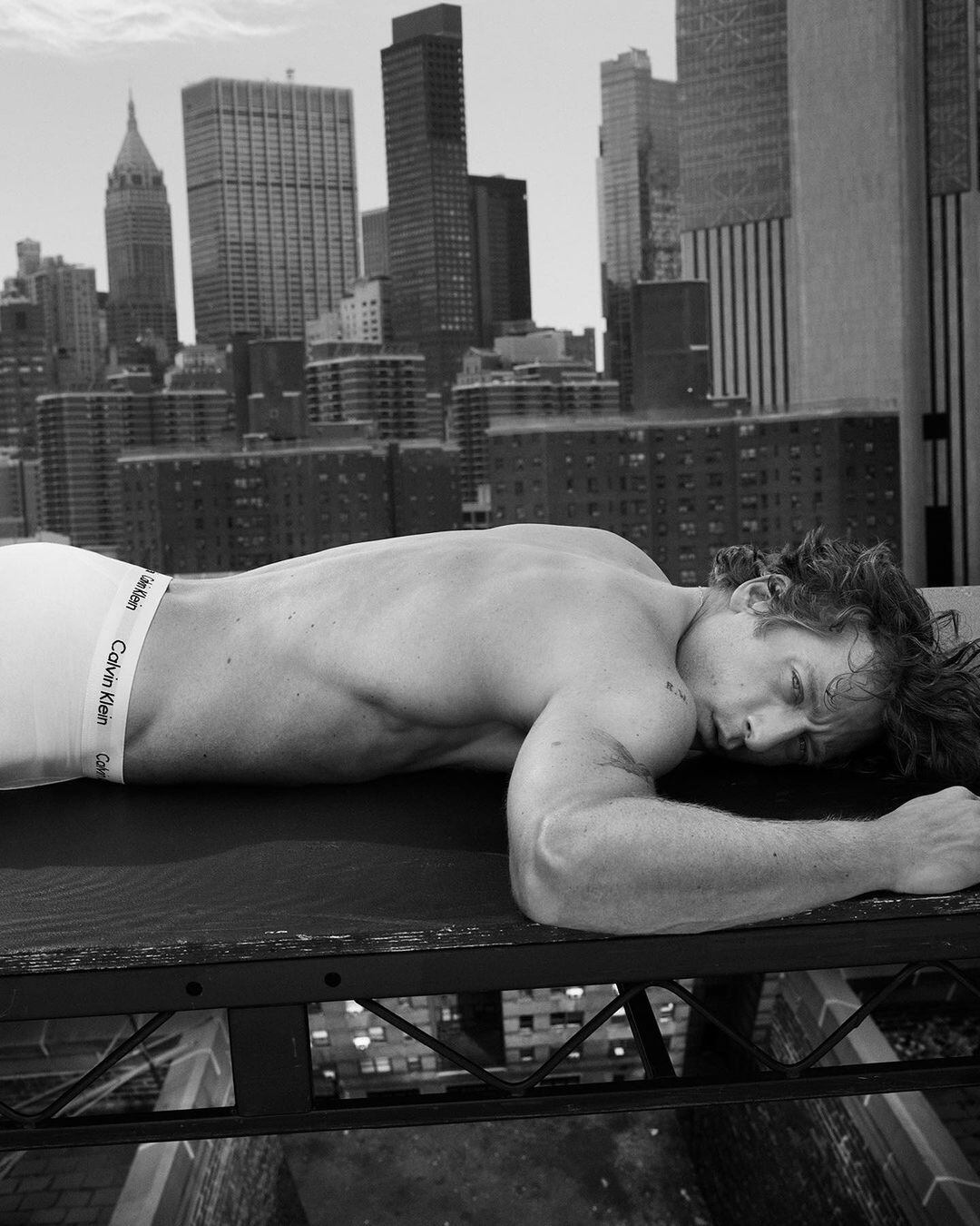 Las fotos del actor Jeremy Allen White posando en ropa que dejaron a todos impactados