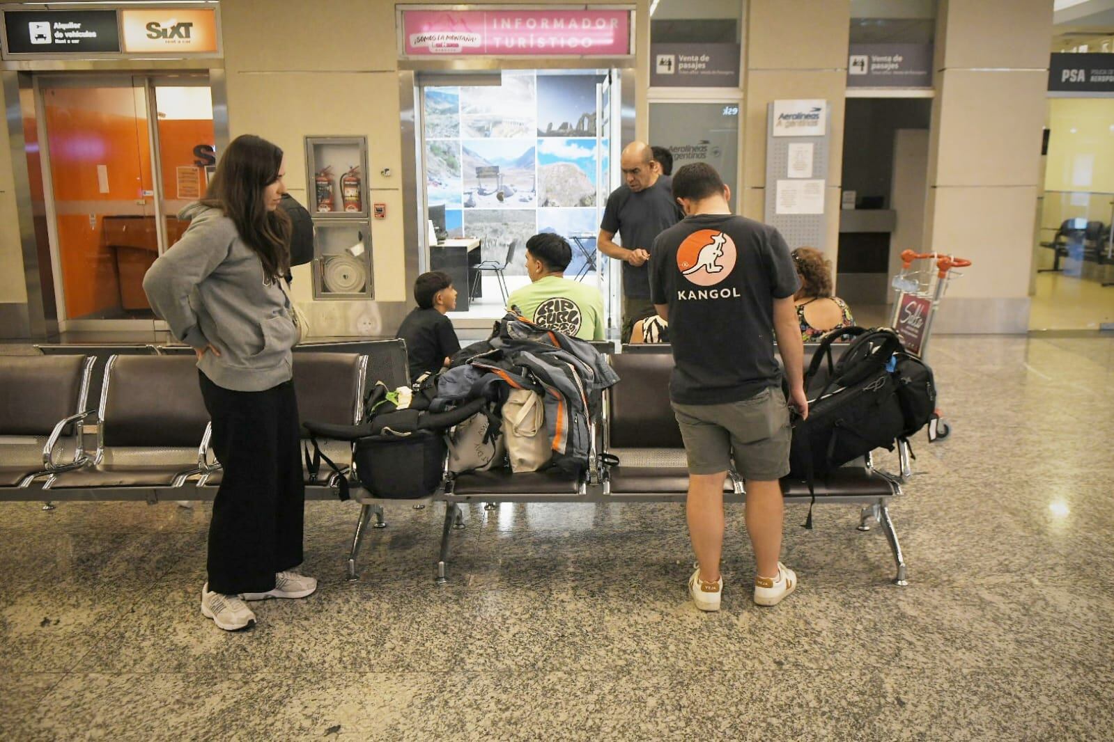 Vuelos cancelados y pasajeros varados: así luce el aeropuerto de Mendoza por el paro general. Foto: Ignacio Blanco / Los Andes