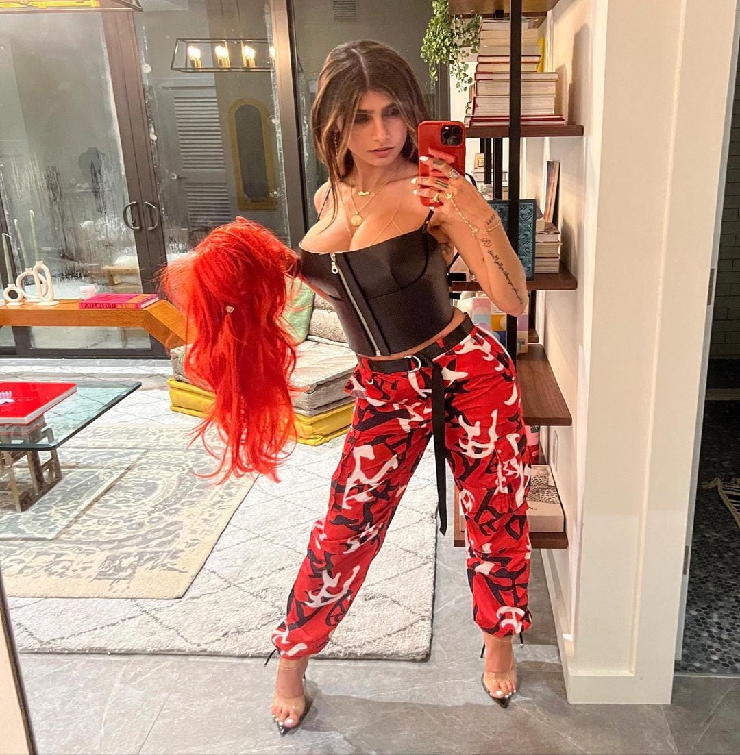 El outfit de Mia Khalifa para ir al show de Karol G