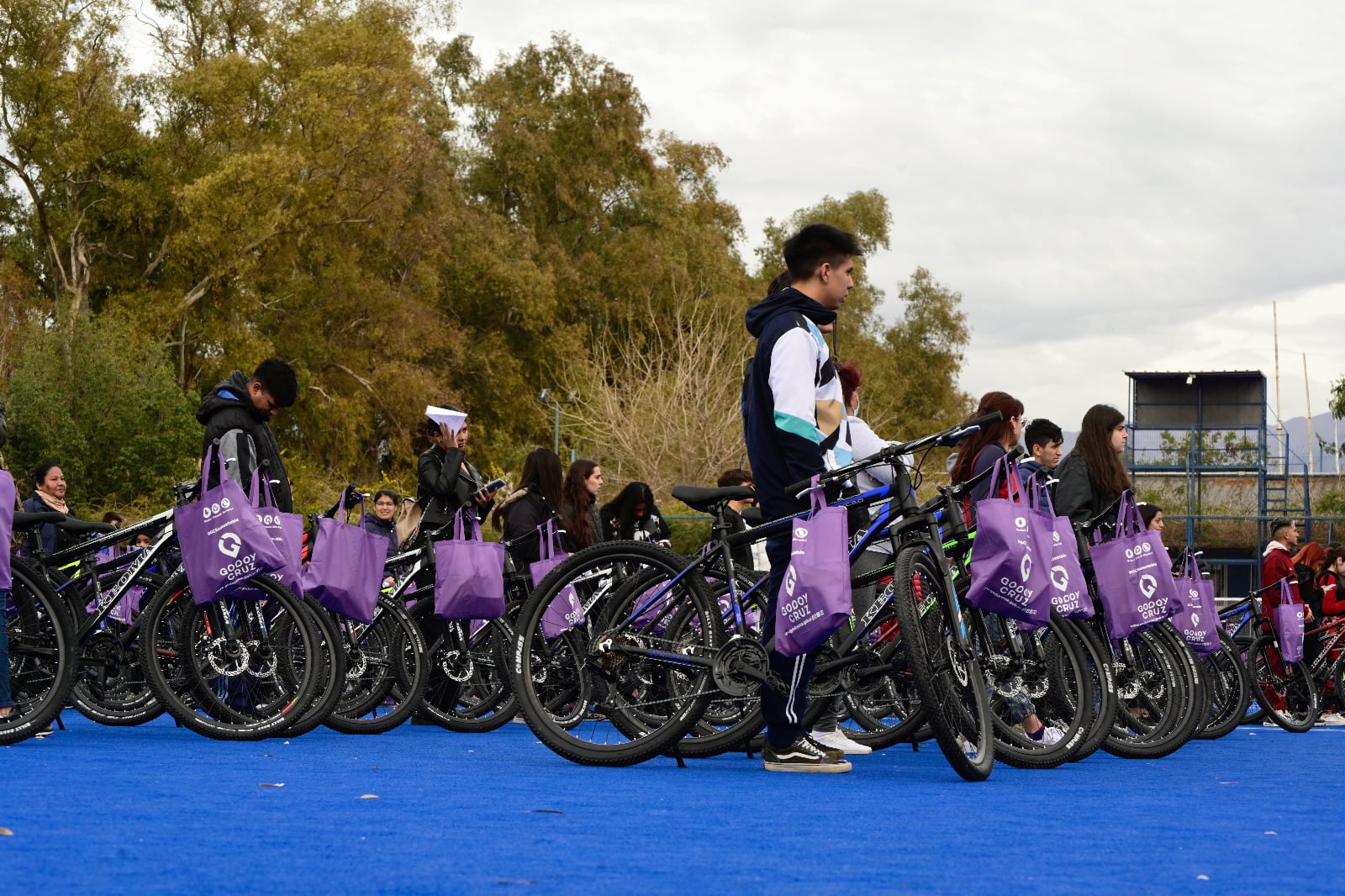 Abanderados y escoltas de Godoy Cruz recibieron una bicicleta.